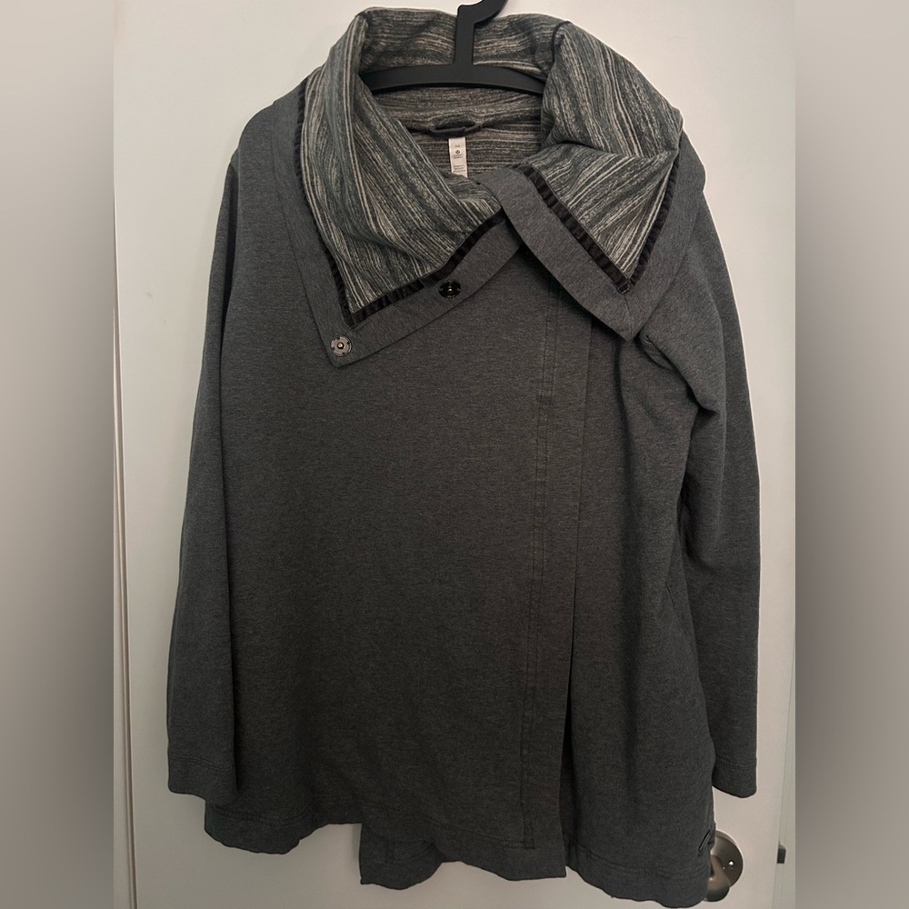 lululemon athletica Savasana Wrap Gray with Striped Cowl Neck size 10